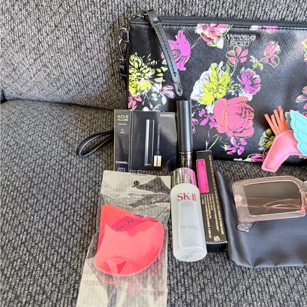 Bundle of 8 items - Victoria's Secret Floral Clutch & accessories - Picture 3 of 5